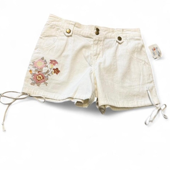 Fashion Bug Pants - Vintage‎ Fashion Bug Stretch Ivory Floral Embroidered Shorts